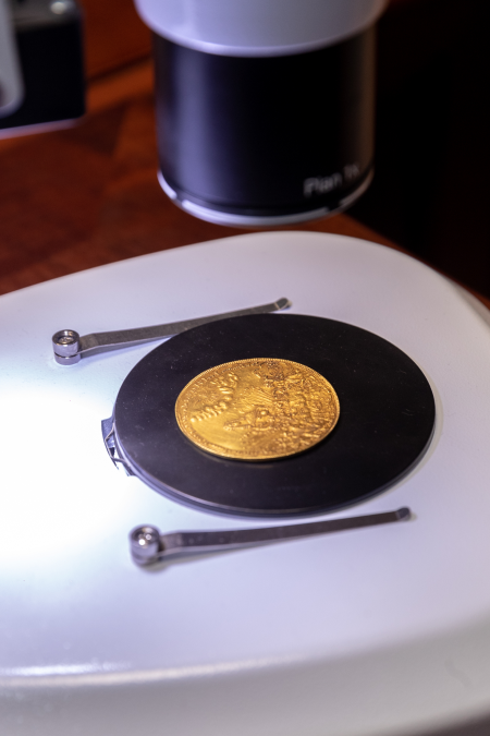 microscope_coin